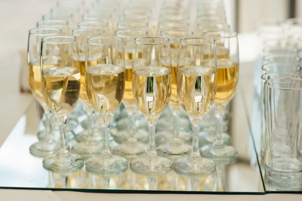 Bröllop glas fyllda med champagne på bankett — Stockfoto