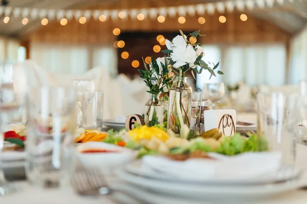 Conjunto de mesa para boda u otro evento abastecido —  Fotos de Stock