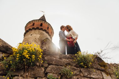 açık havada eğlence gülümseyen mutlu çift