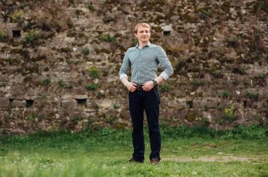 Yakışıklı beyaz delikanlı rahat kıyafetler içinde