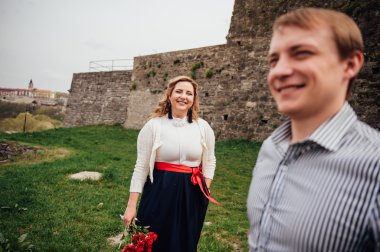 açık havada eğlence gülümseyen mutlu çift