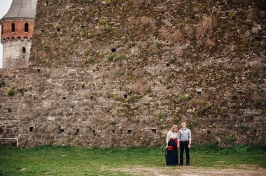 açık havada eğlence gülümseyen mutlu çift