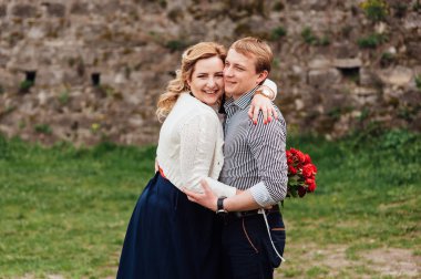 açık havada eğlence gülümseyen mutlu çift