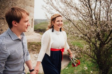 açık havada eğlence gülümseyen mutlu çift