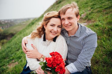 açık havada eğlence gülümseyen mutlu çift