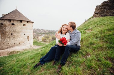 açık havada eğlence gülümseyen mutlu çift