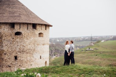 açık havada eğlence gülümseyen mutlu çift