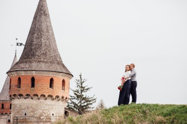 açık havada eğlence gülümseyen mutlu çift