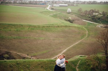 açık havada eğlence gülümseyen mutlu çift