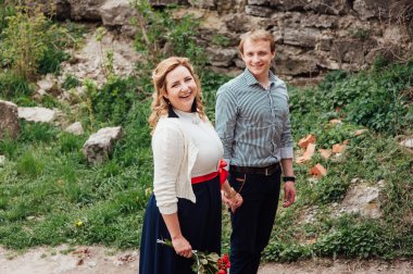 açık havada eğlence gülümseyen mutlu çift