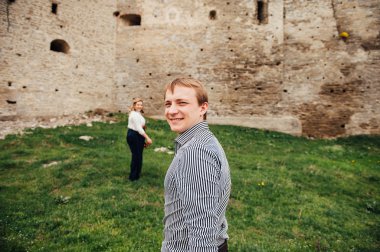 açık havada eğlence gülümseyen mutlu çift