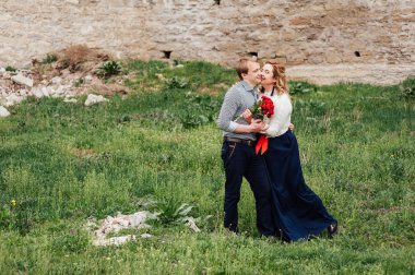 açık havada eğlence gülümseyen mutlu çift