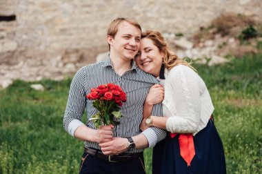 açık havada eğlence gülümseyen mutlu çift