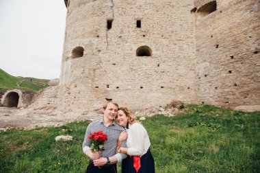 açık havada eğlence gülümseyen mutlu çift