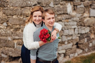 açık havada eğlence gülümseyen mutlu çift