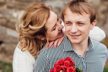 açık havada eğlence gülümseyen mutlu çift