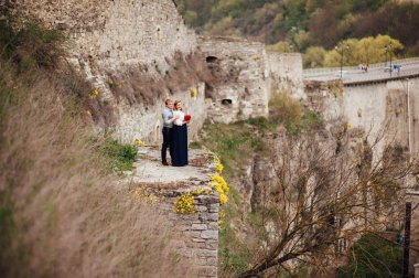 açık havada eğlence gülümseyen mutlu çift