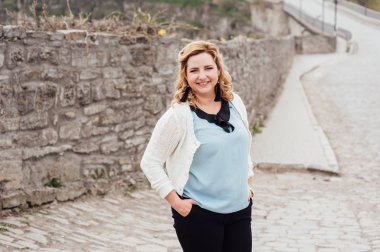 gülümseyen güzel mutlu kadın