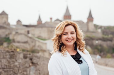 gülümseyen güzel mutlu kadın