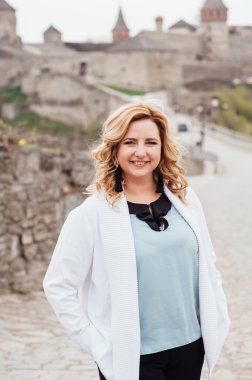 gülümseyen güzel mutlu kadın