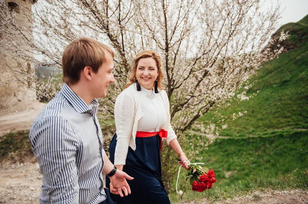 Heureux couple souriant s'amuser à l'extérieur — Photo