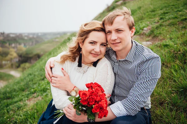 Heureux couple souriant s'amuser à l'extérieur — Photo