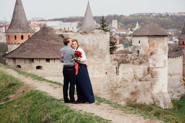 Šťastný usmívající se pár zábava venku — Stock fotografie