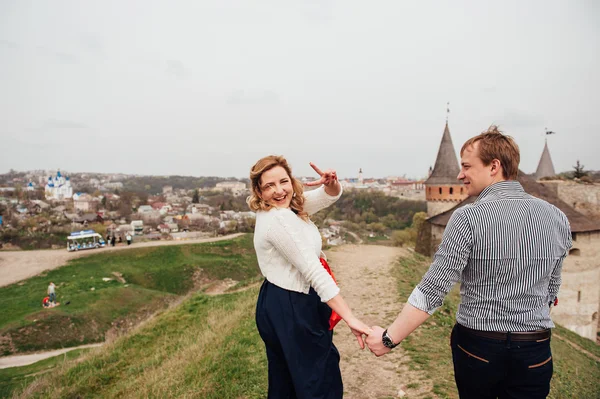 Heureux couple souriant s'amuser à l'extérieur — Photo