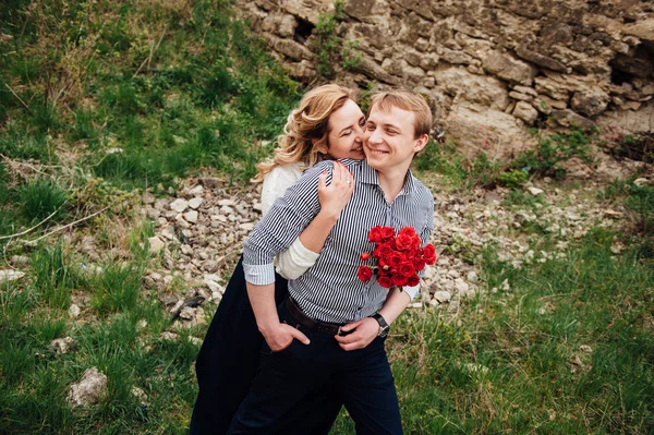 Heureux couple souriant s'amuser à l'extérieur — Photo