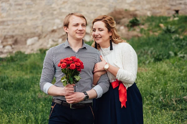 açık havada eğlence gülümseyen mutlu çift