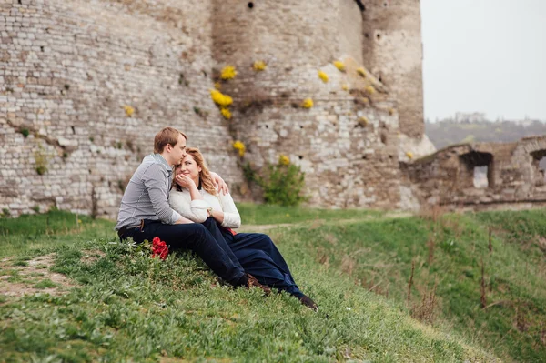 açık havada eğlence gülümseyen mutlu çift