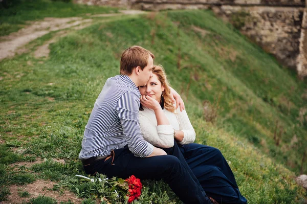 Feliz sonriente pareja tener divertido al aire libre —  Fotos de Stock