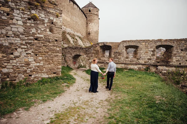 açık havada eğlence gülümseyen mutlu çift