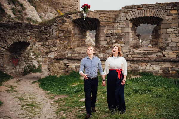 Heureux couple souriant s'amuser à l'extérieur — Photo