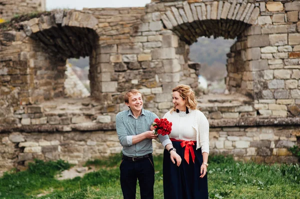 açık havada eğlence gülümseyen mutlu çift