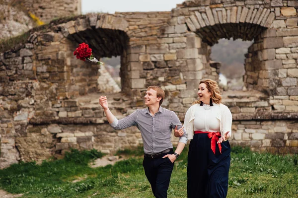 Heureux couple souriant s'amuser à l'extérieur — Photo