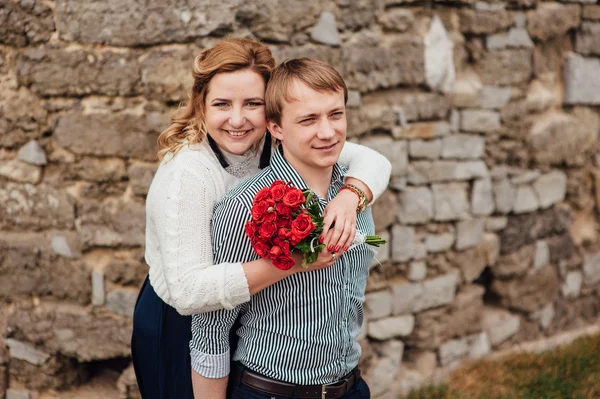 açık havada eğlence gülümseyen mutlu çift