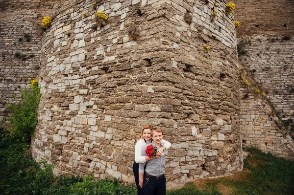 Heureux couple souriant s'amuser à l'extérieur — Photo