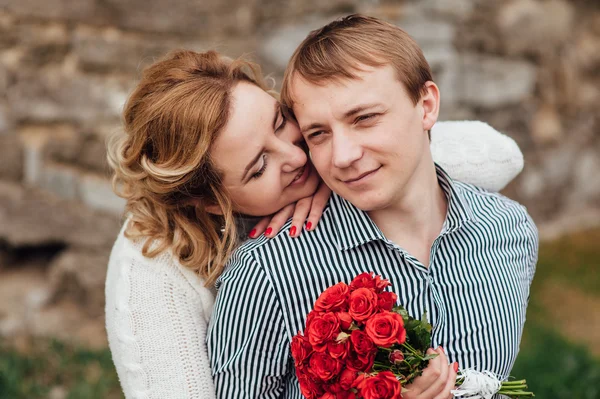 Heureux couple souriant s'amuser à l'extérieur — Photo