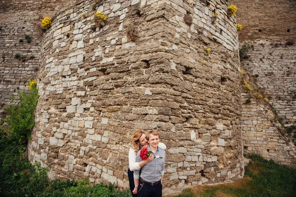 Heureux couple souriant s'amuser à l'extérieur — Photo