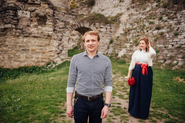 açık havada eğlence gülümseyen mutlu çift