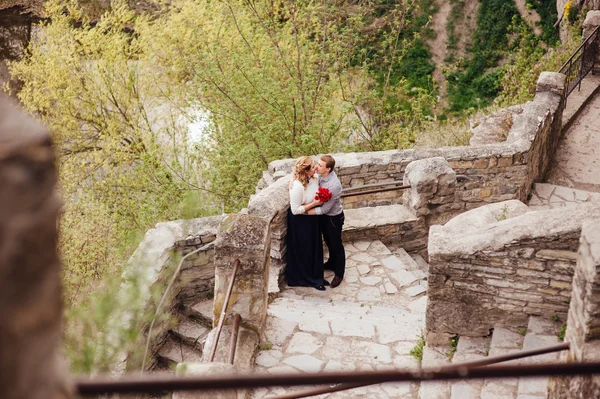 açık havada eğlence gülümseyen mutlu çift