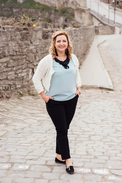 gülümseyen güzel mutlu kadın