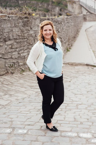 gülümseyen güzel mutlu kadın