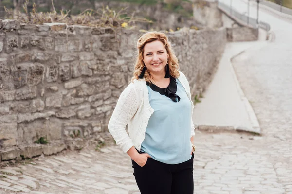 gülümseyen güzel mutlu kadın