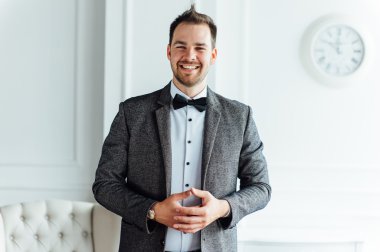 mutlu bir yüz ifadesi ile adam