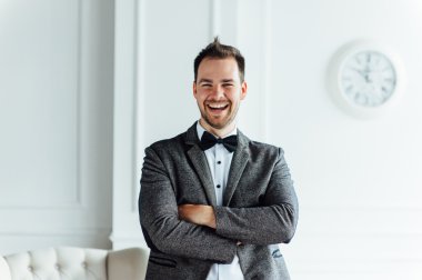 mutlu bir yüz ifadesi ile adam