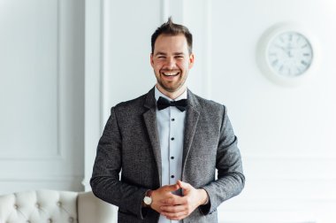 mutlu bir yüz ifadesi ile adam