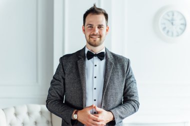 mutlu bir yüz ifadesi ile adam