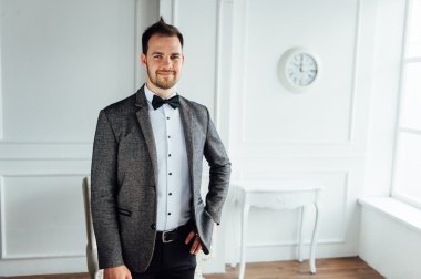 mutlu bir yüz ifadesi ile adam